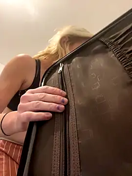 Snapshot of milfdawn chatting on October 27, 2025, 11:31 pm milfdawn online show from October 27, 2025, 11:31 pm