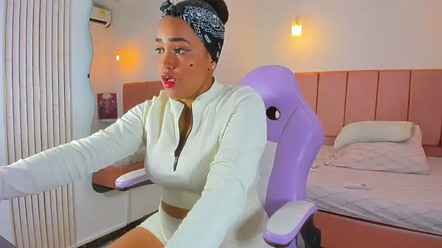 NahomiWalker  online show from January 12, 2026, 8:03 pm