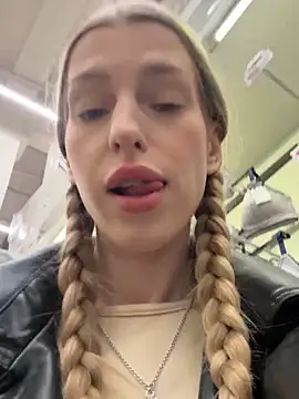 kira mia online show from December 19, 2025, 3:41 pm