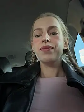 kira mia online show from April 8, 2026, 4:29 pm