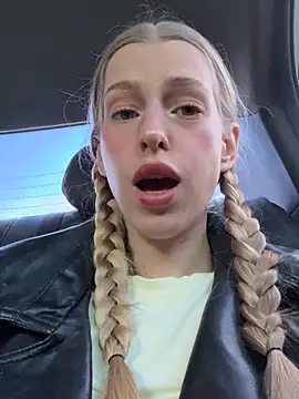 kira mia online show from April 17, 2026, 4:10 pm