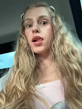 kira mia online show from July 4, 2026, 4:13 pm