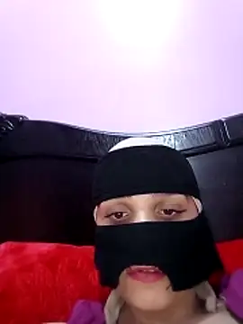 SandyAmr online show from December 1, 2025, 8:41 am