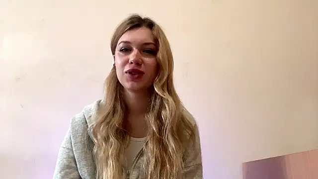 Snapshot of Fiorence_Blonde chatting on October 21, 2025, 11:22 am Fiorence Blonde online show from October 21, 2025, 11:22 am