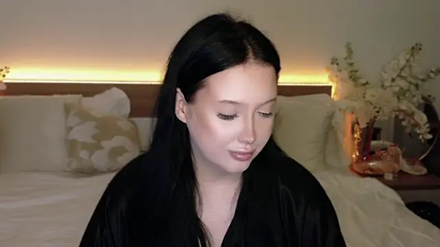 Felicia Herceg online show from October 24, 2025, 6:04 pm