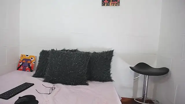 Snapshot of _IR1S_ chatting on November 6, 2025, 9:05 pm IR1S online show from November 6, 2025, 9:05 pm