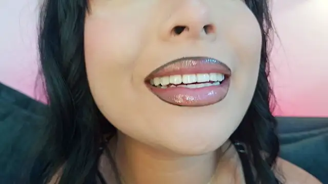 mia roux1 online show from April 15, 2026, 9:04 pm