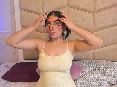 EmmaColliinss online show from October 28, 2025, 1:58 pm