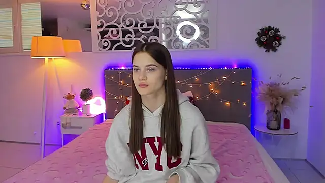 LuisaClover online show from December 22, 2025, 1:08 pm