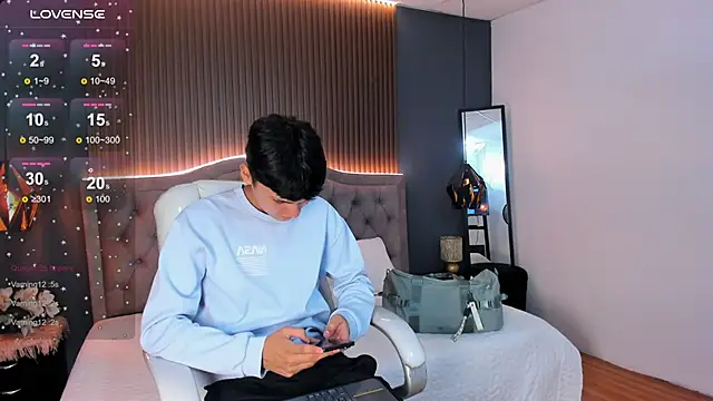 Maxii18  online show from November 11, 2025, 7:03 pm