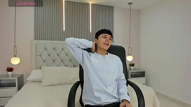 Maxii18  online show from December 3, 2025, 6:50 pm