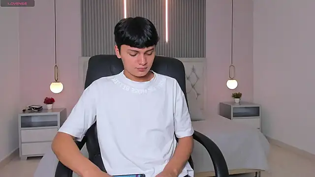 Maxii18  online show from December 19, 2025, 6:15 pm