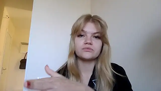 Snapshot of AuroraXRoses chatting on October 23, 2025, 12:04 pm AuroraXRoses online show from October 23, 2025, 12:04 pm