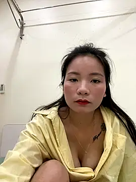 Bee Yellow00 online show from October 29, 2025, 5:10 am