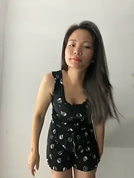 Bee Yellow00 online show from October 29, 2025, 5:14 pm