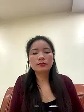 Bee Yellow00 online show from November 4, 2025, 4:33 am