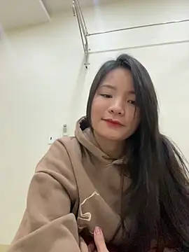 Bee Yellow00 online show from January 6, 2026, 4:38 am