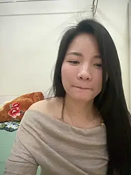 Bee Yellow00 online show from April 7, 2026, 4:57 am