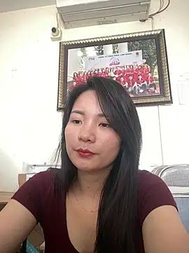 Bee Yellow00 online show from April 17, 2026, 7:44 am