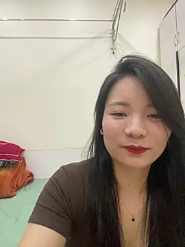 Bee Yellow00 online show from May 9, 2026, 4:39 am