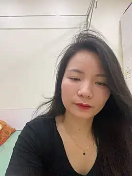 Bee Yellow00 online show from May 16, 2026, 2:19 am