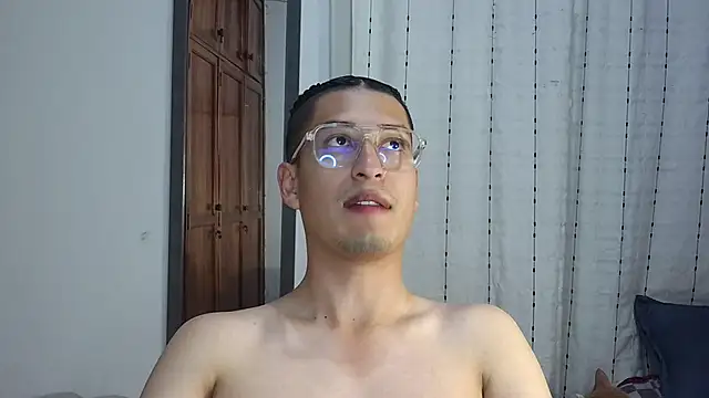 estebaaan    online show from October 29, 2025, 4:04 am