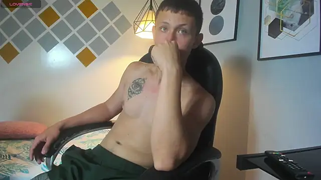 Snapshot of Garuo_18 chatting on November 5, 2025, 4:12 am Garuo 18 online show from November 5, 2025, 4:12 am