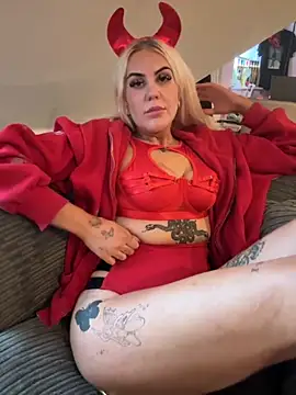 Snapshot of MissyLxox chatting on October 31, 2025, 11:44 am MissyLxox online show from October 31, 2025, 11:44 am