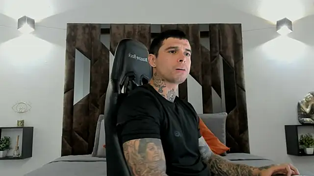 MATEO DILUCA online show from November 30, 2025, 7:40 pm