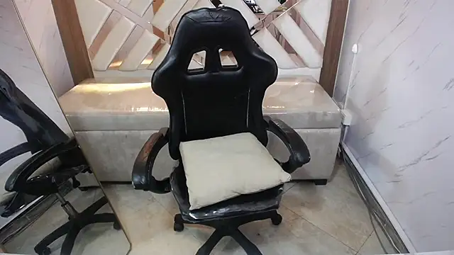 Snapshot of Little_cherry_b chatting on December 4, 2025, 8:06 pm Little cherry b online show from December 4, 2025, 8:06 pm