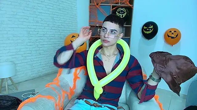 Snapshot of MatheoMontclair chatting on October 26, 2025, 4:29 am MatheoMontclair online show from October 26, 2025, 4:29 am