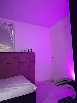 YeseniaRodriguez3 online show from April 15, 2026, 6:37 pm