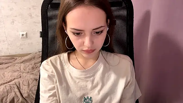 AliceStacy online show from December 2, 2025, 8:19 am