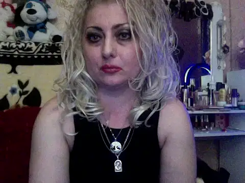 xHot Amazonq online show from November 18, 2025, 5:17 pm