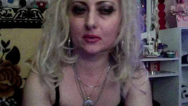 xHot Amazonq online show from December 14, 2025, 11:42 pm