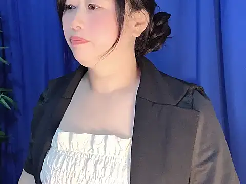 yaoyao22678 online show from November 21, 2025, 3:27 am