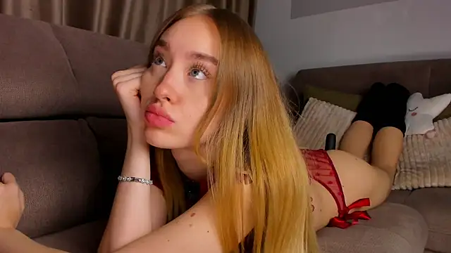 Snapshot of SugarSkye chatting on December 21, 2025, 6:15 pm SugarSkye online show from December 21, 2025, 6:15 pm