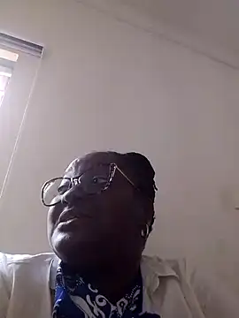 SweetestDIP online show from October 27, 2025, 1:04 pm