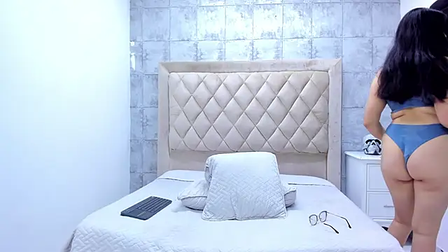 AmaraWolf online show from November 6, 2025, 8:43 pm