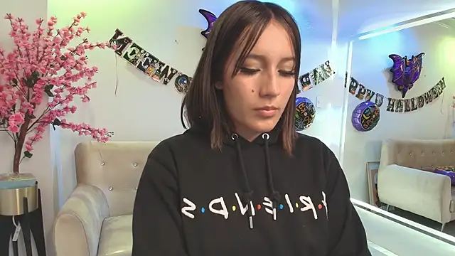 Lili scott online show from October 29, 2025, 3:20 am