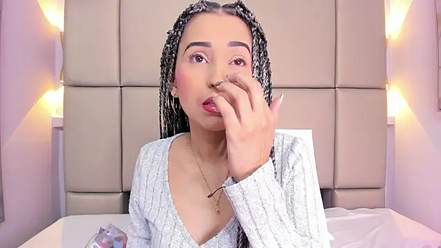 violett rabbit  online show from November 17, 2025, 12:11 pm