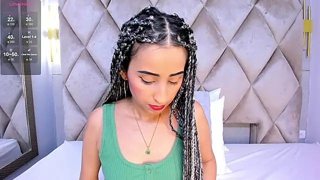 violett rabbit  online show from November 28, 2025, 8:22 pm