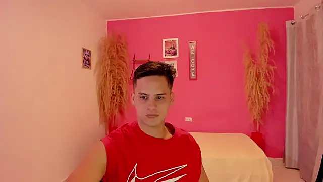 elmasmas01 online show from November 6, 2025, 8:32 pm