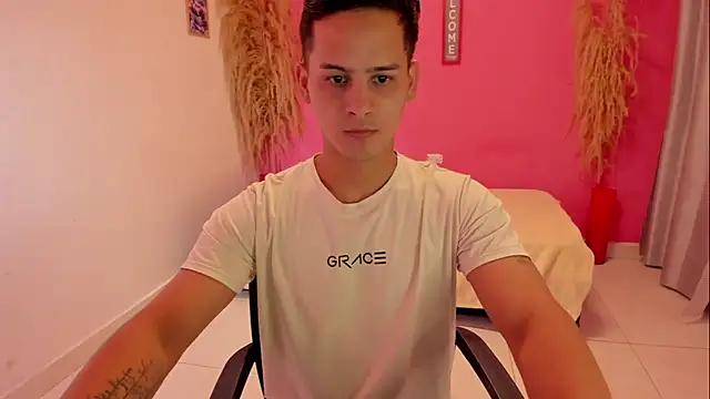 elmasmas01 online show from November 15, 2025, 9:11 pm