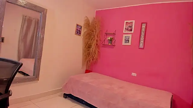 elmasmas01 online show from November 23, 2025, 9:36 pm