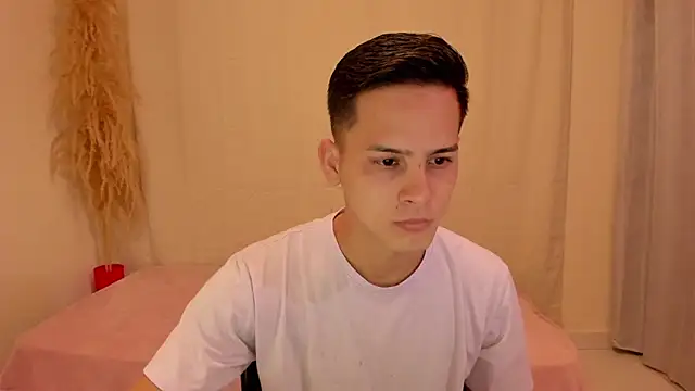 elmasmas01 online show from December 20, 2025, 2:02 pm