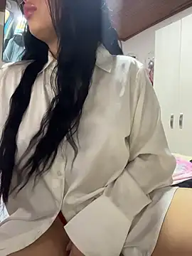 Im Saraaaa online show from November 12, 2025, 7:13 pm