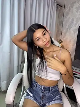 velina18 online show from October 28, 2025, 3:43 am