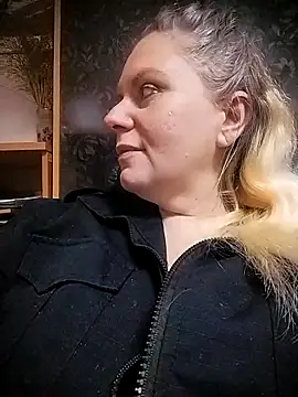 Lana-murr online show from November 13, 2025, 7:02 pm