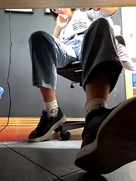 Piediniecollant online show from November 3, 2025, 1:12 pm